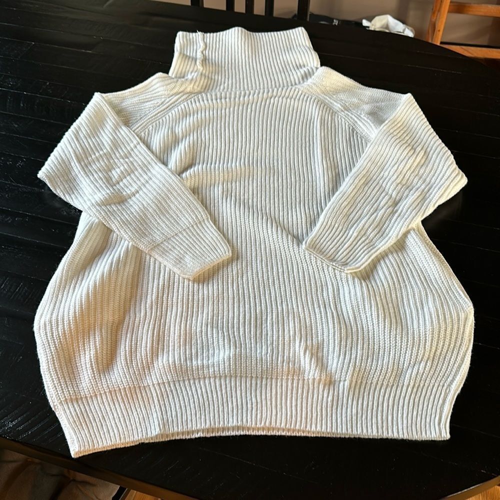 Oversized White Knit Sweater/ with pockets - size S